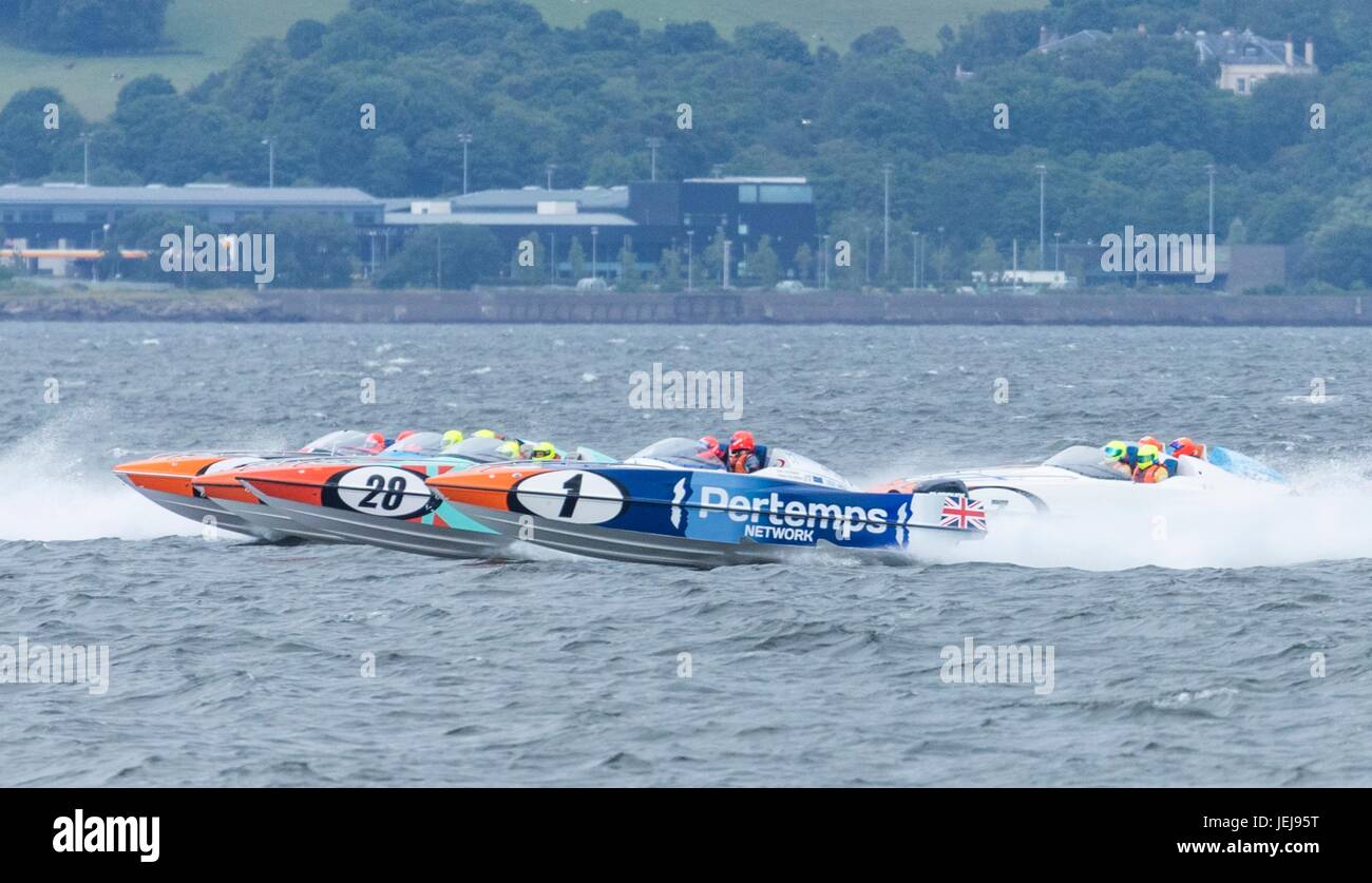 La P1 Scottish Grand Prix del mare è la seconda di quattro eventi in tutto il Regno Unito per la P1 Campionato Powerboat prendendo posto a Greenock. Nella foto: Pertemps team di rete e Milford Waterfront Pembrokeshire Panther team Foto Stock