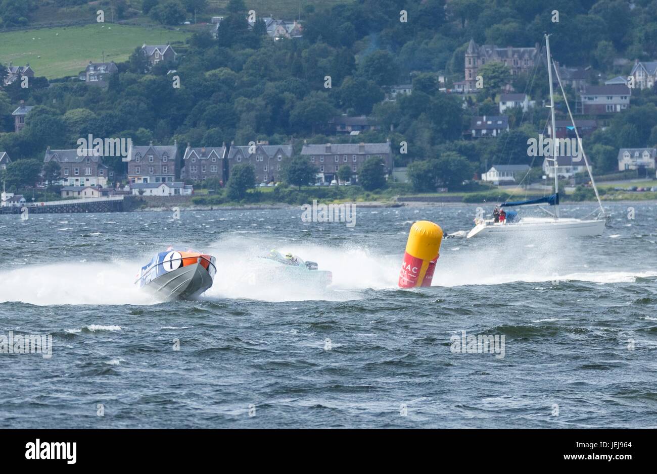 La P1 Scottish Grand Prix del mare è la seconda di quattro eventi in tutto il Regno Unito per la P1 Campionato Powerboat prendendo posto a Greenock. Nella foto: Pertemps rete leader del team Milford Waterfront Pembrokeshire Panther team Foto Stock