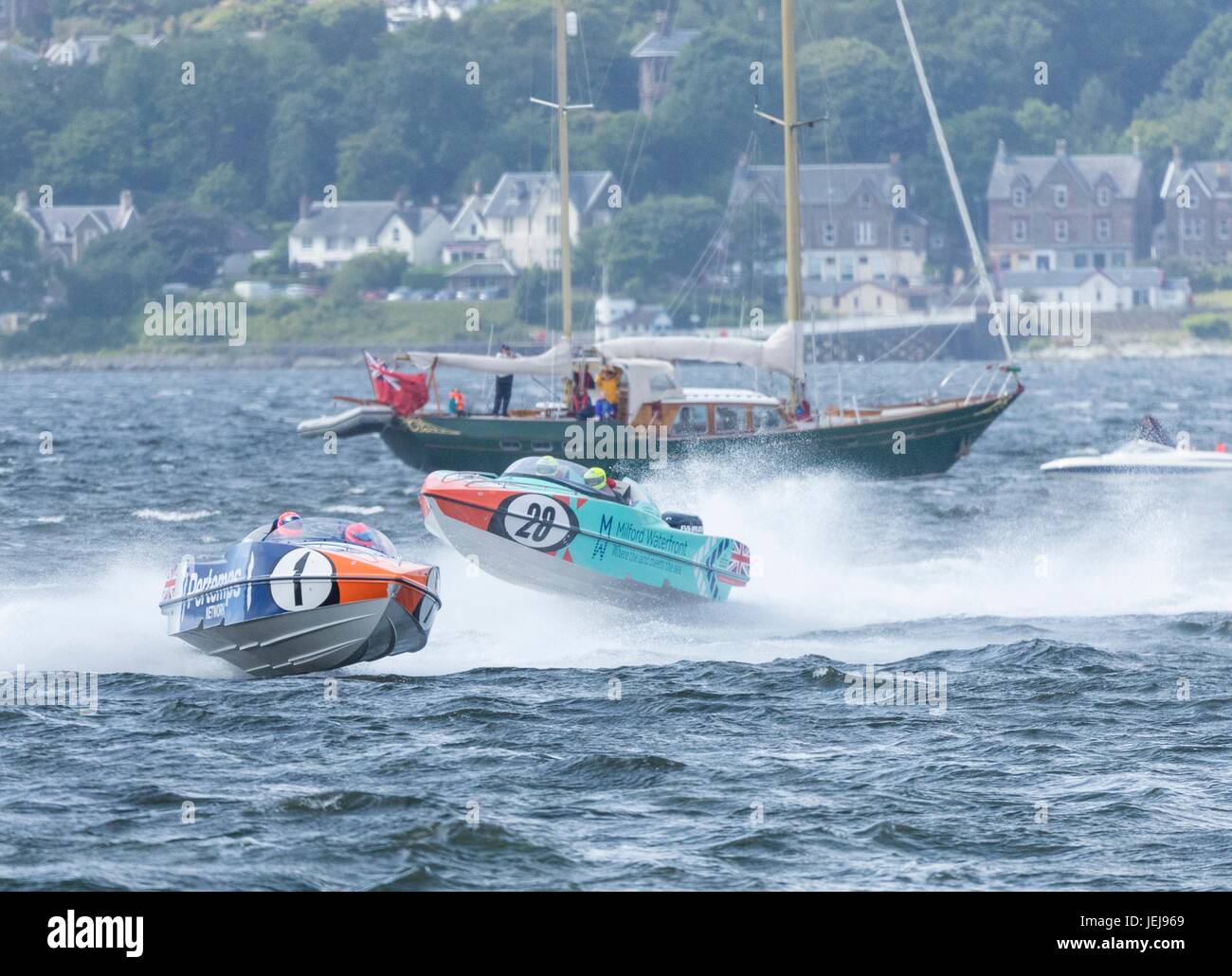 La P1 Scottish Grand Prix del mare è la seconda di quattro eventi in tutto il Regno Unito per la P1 Campionato Powerboat prendendo posto a Greenock. Nella foto: Pertemps rete leader del team Milford Waterfront Pembrokeshire Panther team Foto Stock