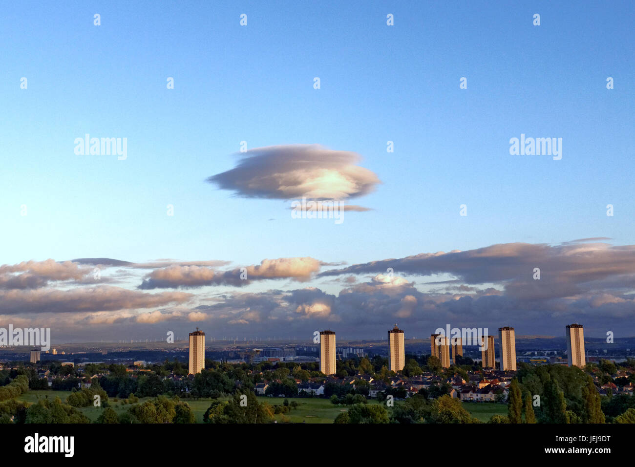 Glasgow, Scotland, Regno Unito, 25 giugno strano UFO mothership enorme forma sopra la città, lenticolare nuvole Altocumulus lenticularis sono fermi a forma di lente nuvole che si formano nella troposfera Credito: Gerard Ferry/Alamy Live News Foto Stock