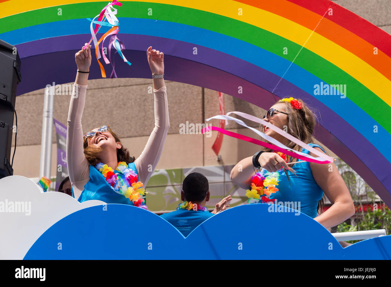 Toronto, Canada. Il 25 giugno 2017. Le persone prendono parte a Toronto Pride Parade. Credito: Marc Bruxelle/Alamy Live News Foto Stock