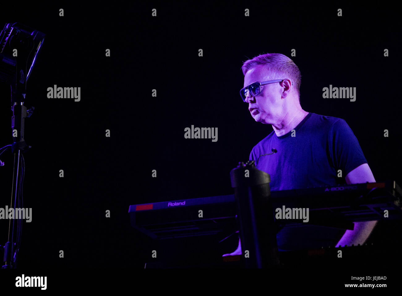 Roma, Italia. Il 25 giugno, 2017. Roma - Depeche Mode in concerto presso lo Stadio Olimpico. Nella foto Andrew Fletcher Credito: IPA/Alamy Live News Foto Stock