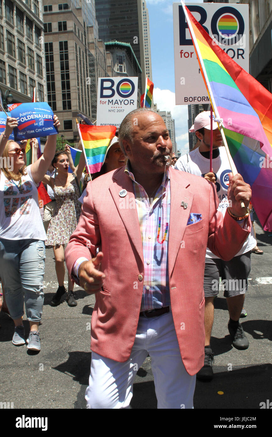 New York, New York, Stati Uniti d'America. Il 25 giugno, 2017. Xlviii annuale di New York City Gay Pride Parade . Migliaia hanno ballato e hanno marciato verso il basso Fifth Avenue. Celebrando LGBTQ orgoglio. Bo Dietl sindaco per Credito: Bruce Cotler/Globe foto/ZUMA filo/Alamy Live News Foto Stock