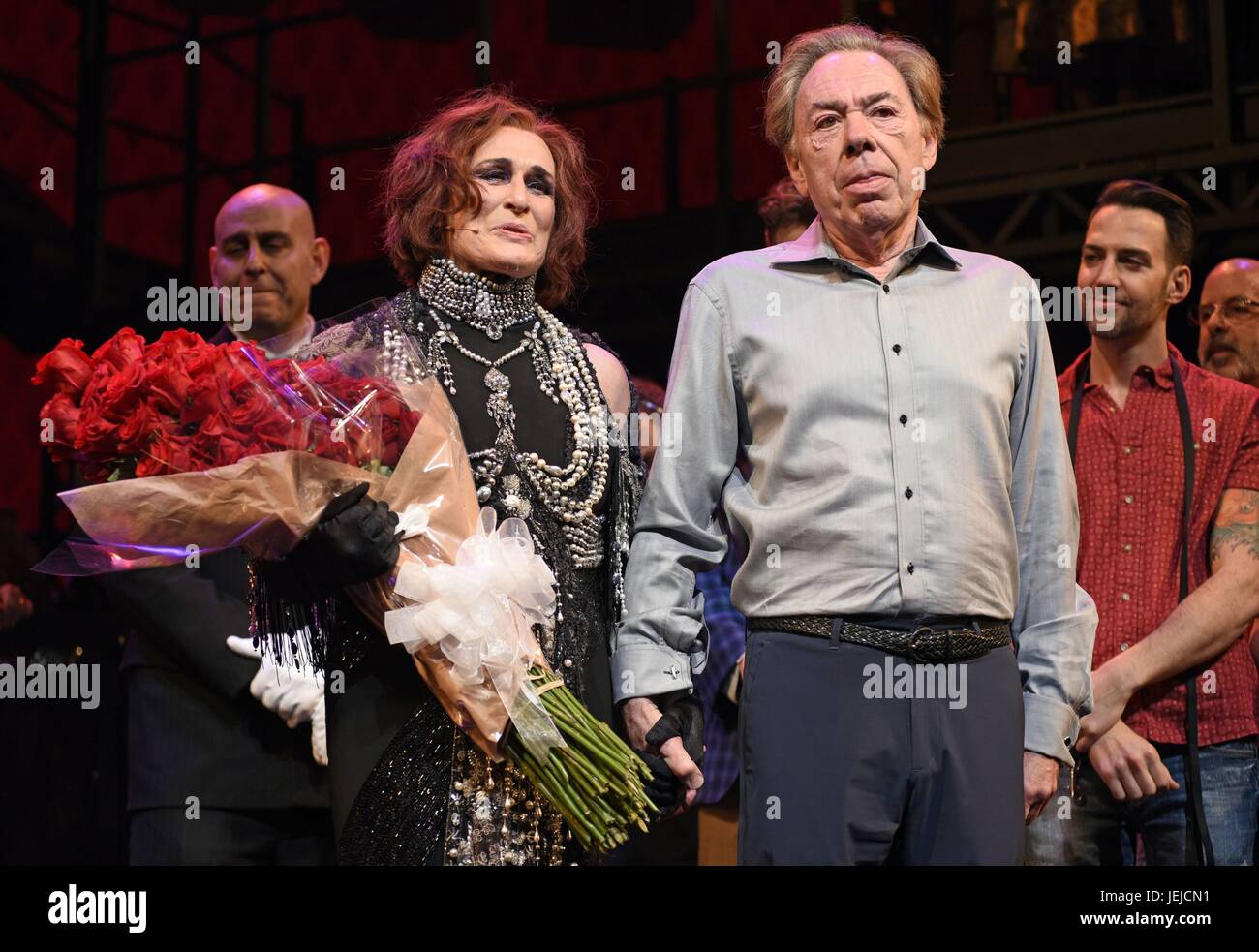 New York, NY, STATI UNITI D'AMERICA. Il 25 giugno, 2017. Glenn Close, Andrew Lloyd Webber ad una apparizione pubblica per Glenn Close prende fiocco finale in Sunset Boulevard, Palace Theatre di New York, NY Giugno 25, 2017. Credito: Derek Storm/Everett raccolta/Alamy Live News Foto Stock