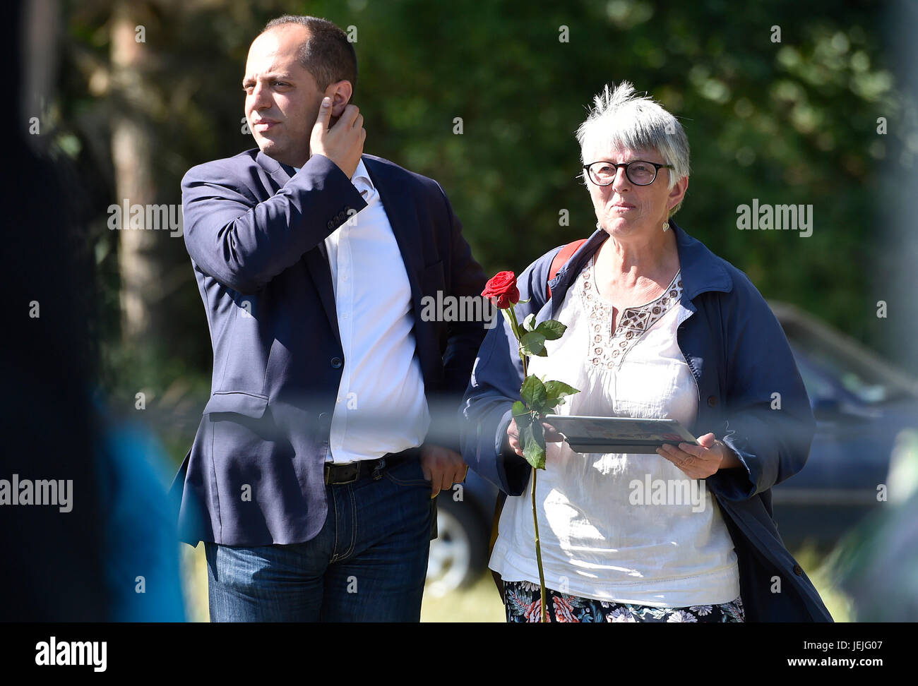 Membro del Parlamento europeo Julie Ward (destra) assiste l'attivista incontro a Lety, nei pressi di un allevamento di suini. La UE deve smettere di sovvenzionare la AGPI impresa che possiede un allevamento di suini sul sito di una guerra mondiale due Roma campo di concentramento in Lety, Benjamin Abtan (sinistra), anti-razzista Unione Grassroots movimento antirazziste EGAM (presidente), ha detto a CTK a militanti di un' incontro a Lety, Repubblica Ceca il 24 giugno 2017. La riunione di Lety, di cui circa 300 persone provenienti da 15 paesi sono arrivati, è stata anche la partecipazione di giustizia ceca ministro Robert Pelikan. Abtan detto Lety è un simbolo internazionale di disprezzo per H Foto Stock