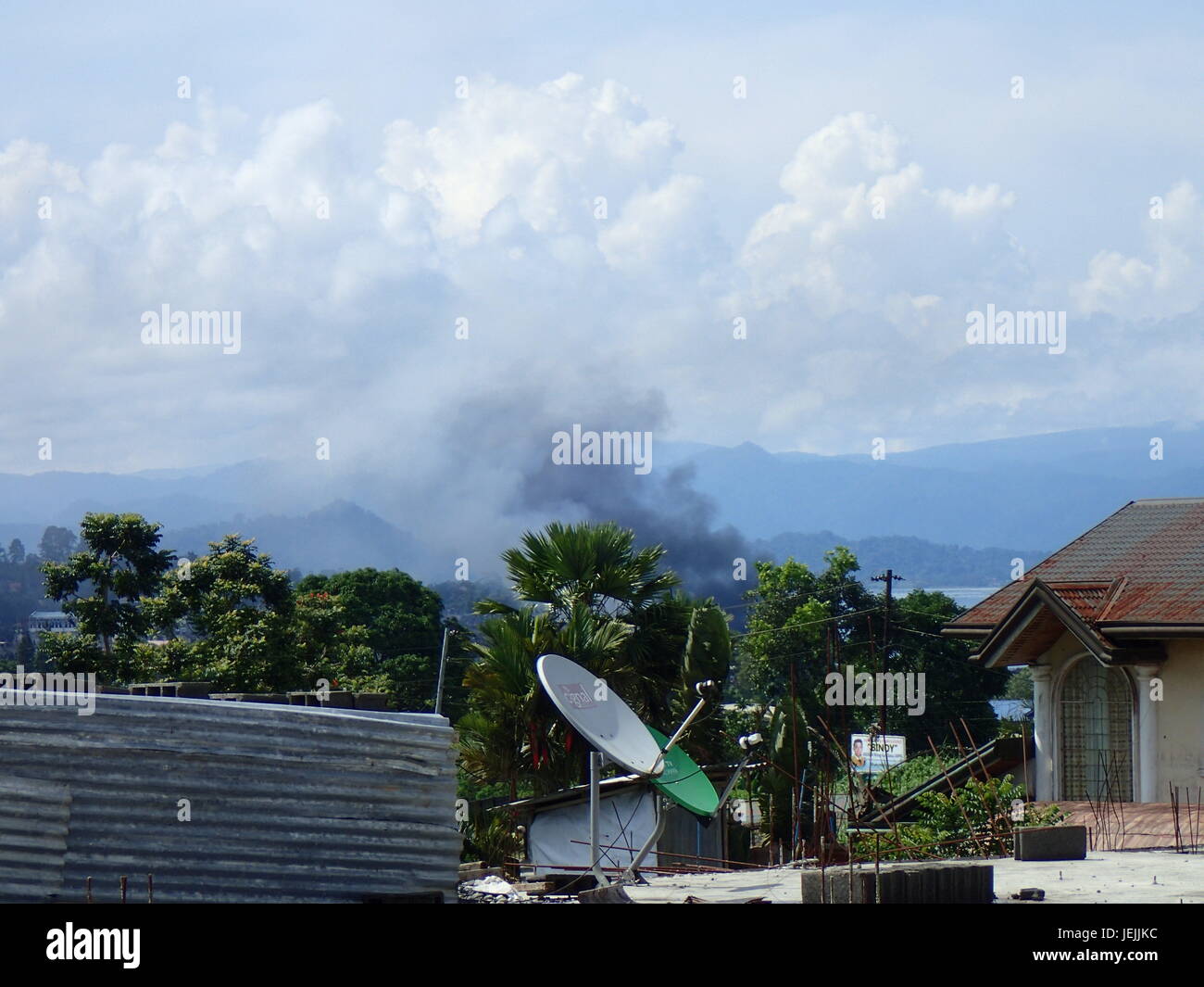 Giugno 21, 2017 - Marawi City, Filippine - il trentesimo giorno di insurrezione in Marawi City, continui attacchi aerei a quattro barangays (villaggi) nel centro della città che è ancora occupata dai gruppi terroristici - nessun filo SERVICE - foto: Sherbien Dacalanio/Pacific Premere tramite filo di Zuma/dpa Foto Stock