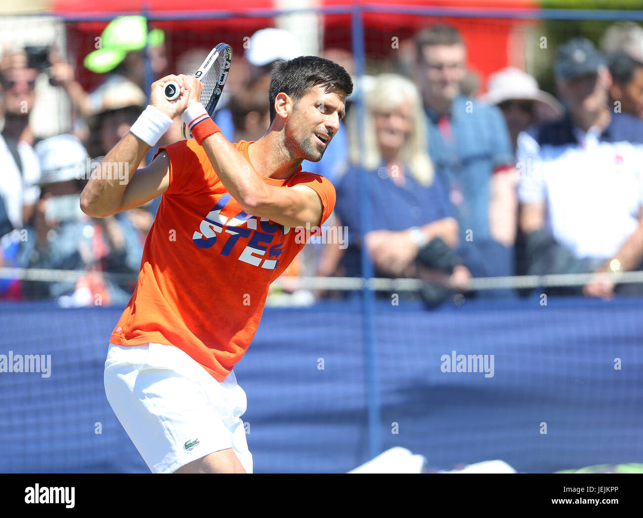 Eastbourne, Regno Unito. Il 26 giugno, 2017. Novak Djokovic di Serbia pratiche durante il giorno due di Aegon International Eastbourne il 26 giugno 2017 a Eastbourne, Inghilterra Credito: Paolo Terry foto/Alamy Live News Foto Stock