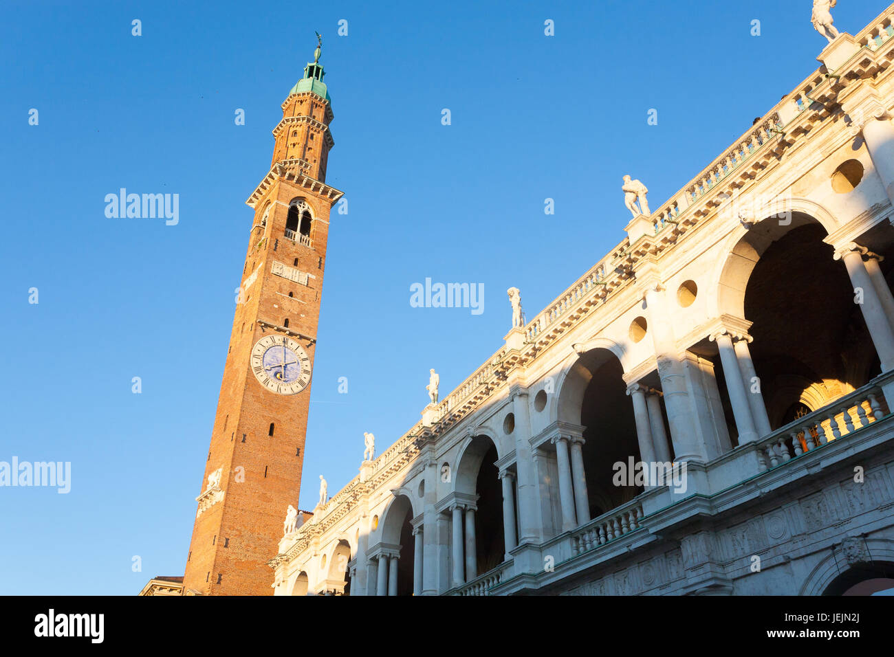 Basilica Palladiana vista al tramonto,Vicenza,l'Italia. Punto di riferimento italiano. Andrea Palladio architettura Foto Stock