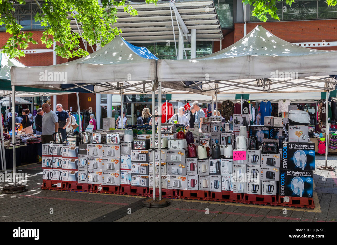 Mercato di vendita di stallo piccola cucina prodotti elettrici, ventilatori e tubi flessibili di magia; Bullring mercati, Birmingham, Inghilterra, Regno Unito Foto Stock