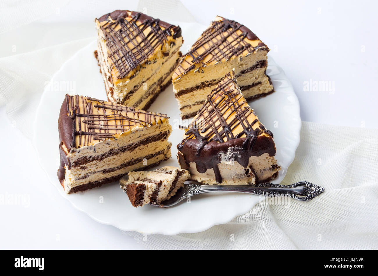 Il cioccolato caramello fette di torta su una piastra bianca Foto Stock