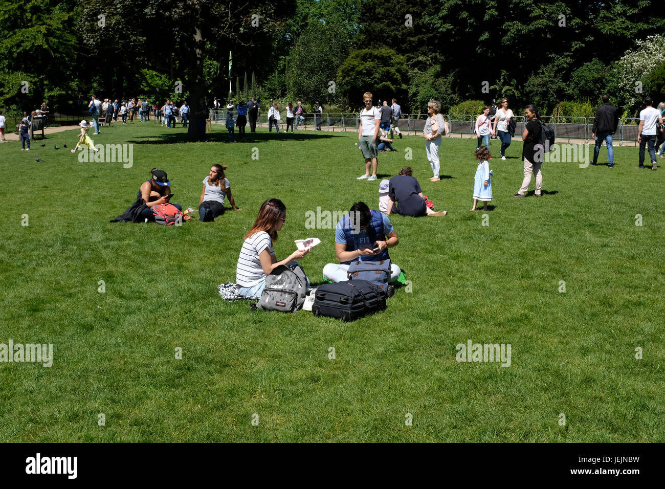 Rilassarsi sul Prato di San James Park a Londra in Inghilterra Foto Stock