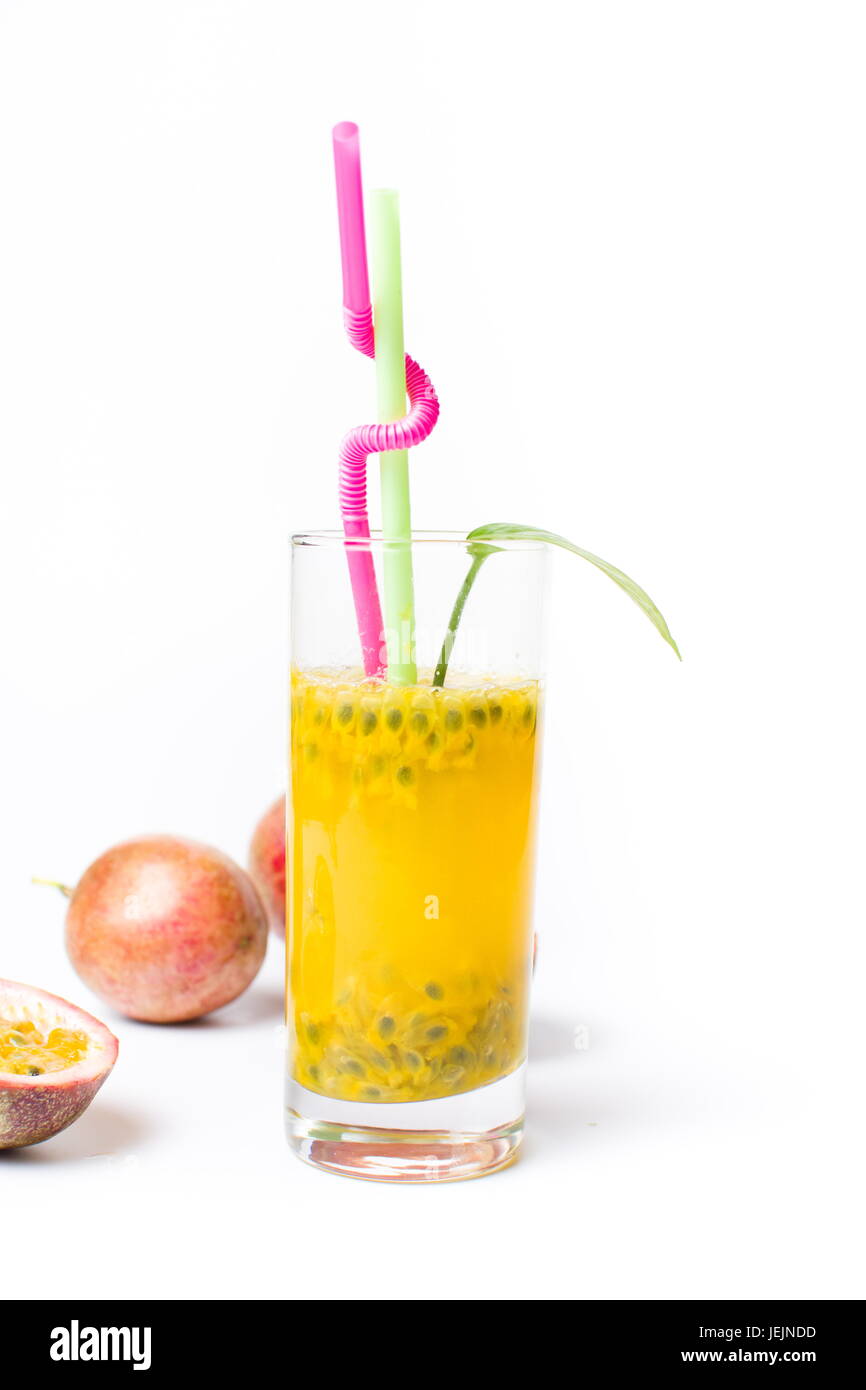 Succo di frutto della passione con frutti di bosco. Una sana bevanda estiva Foto Stock