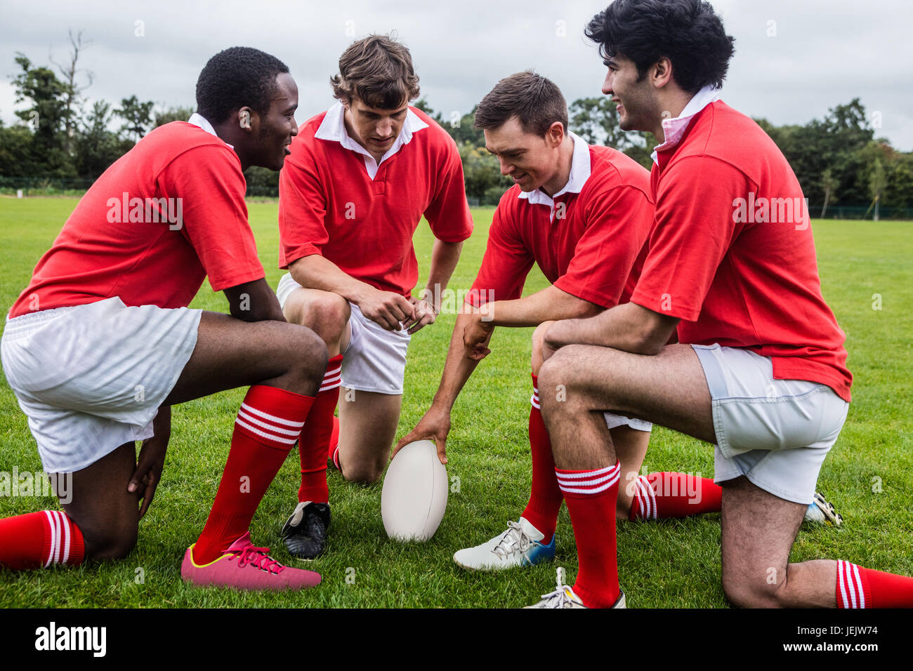 Giocatori di Rugby a discutere di tattiche prima del match Foto Stock