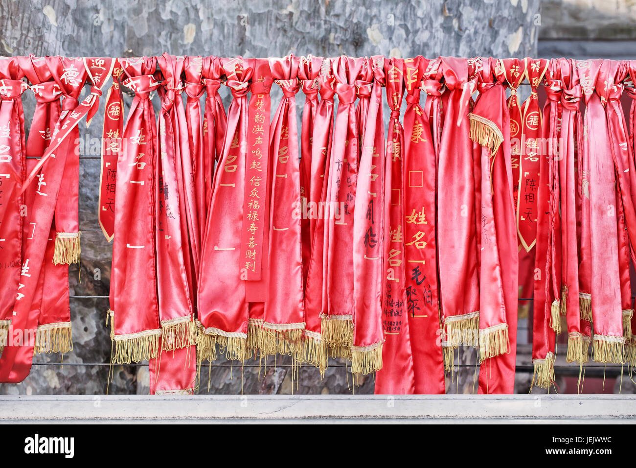 PECHINO-GEN. 3, 2014. Fila di nastri di desiderio in un tempio buddista. Secondo una vecchia tradizione buddista i adoratori comprano i nastri di desiderio. Foto Stock