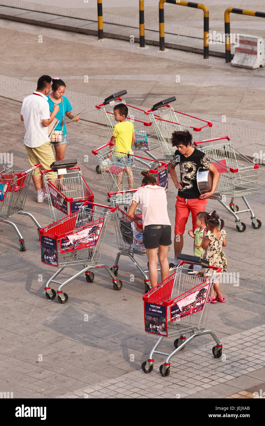 PECHINO-24 LUGLIO 2015. La gente ha fatto i loro generi alimentari. I costi di vita nelle città cinesi di secondo livello stanno salendo. Foto Stock