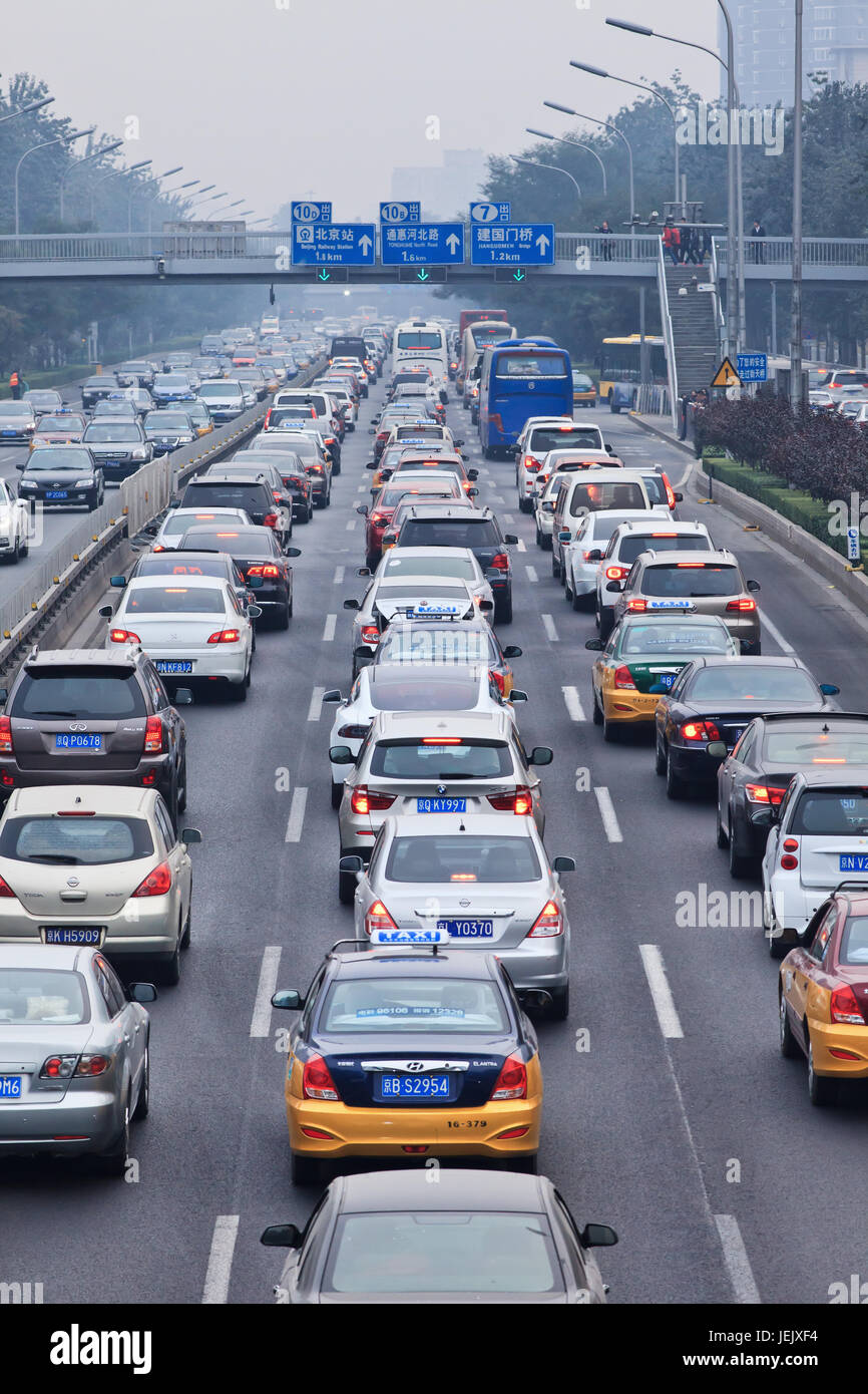 PECHINO-OTT. 19, 2014. Ingorgo di traffico nella città coperta di smog. L'allarme di smog di Pechino è andato ad arancione, significa "pericoloso", causato maily dalle emissioni di scarico. Foto Stock