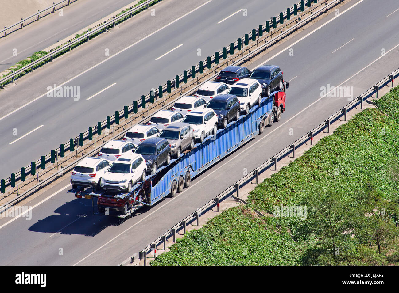 PECHINO-30 GIUGNO 2015. Carrier per auto di grandi dimensioni. Sebbene 16,5 m sia la lunghezza ufficiale del camion in Cina, un gran numero di vettori violi la legge. Foto Stock