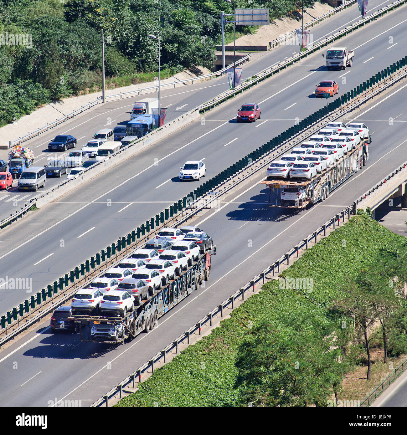PECHINO-30 GIUGNO 2015. Carrier per auto di grandi dimensioni. 16,5 m è la lunghezza ufficiale del camion in Cina, ma un gran numero di vettori semplicemente violano le regole. Foto Stock