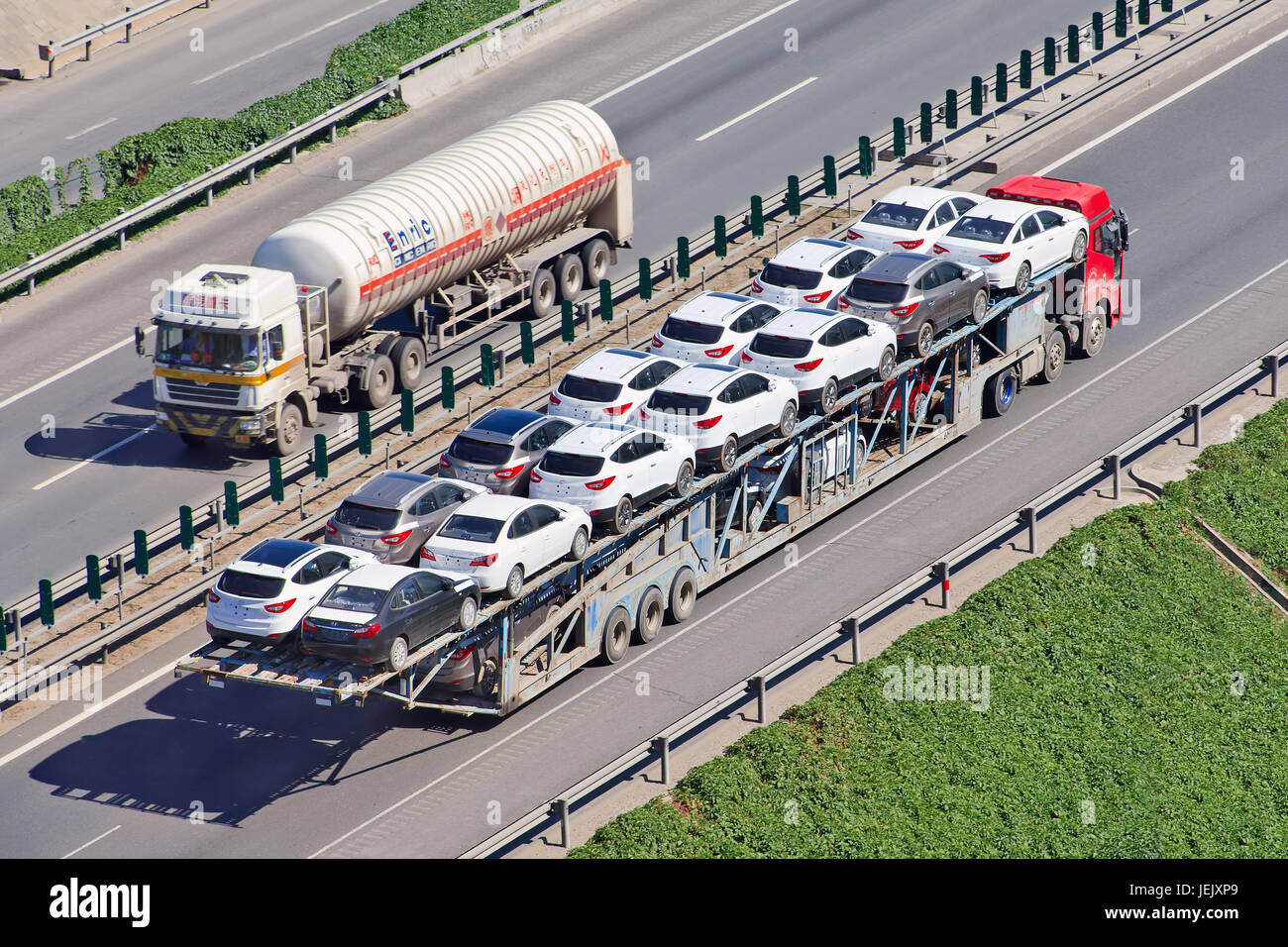 PECHINO-30 GIUGNO 2015. Carrier per auto di grandi dimensioni. Questi rimorchi di automobile illegali hanno lunghezza fino a 40m e trasportano spesso oltre 20 automobili. Foto Stock