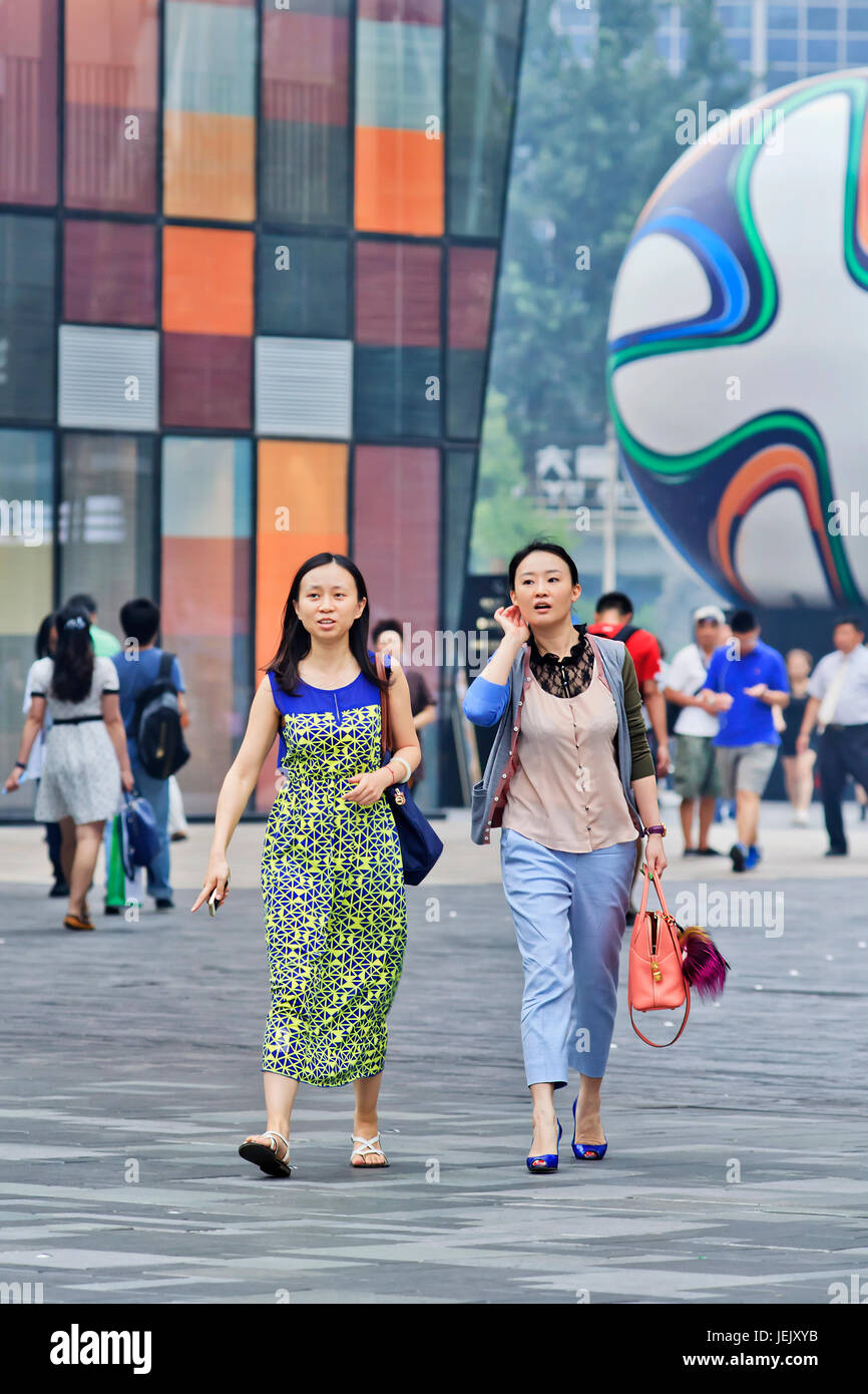 PECHINO-25 GIUGNO 2014. Ragazze alla moda nell'area dello shopping. La scena della moda di Pechino è in rapida crescita quanto il boom economico della Cina. Foto Stock