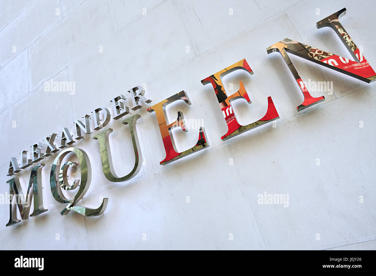 PECHINO – APRILE 6. Il logo Alexander McQueen su un negozio di moda. Lee Alexander McQueen (1969 – 2010) è stato un . Foto Stock