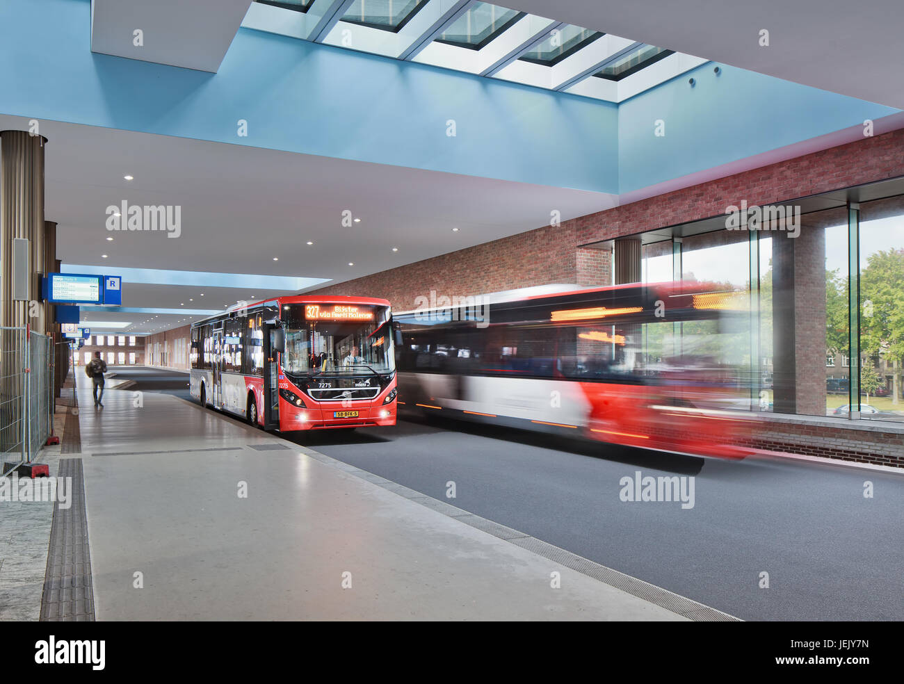 BREDA-OLANDA-10 OTTOBRE 2015. Piattaforma degli autobus alla nuova stazione ferroviaria di Breda. La nuova piattaforma offre spazio per venti autobus. Foto Stock