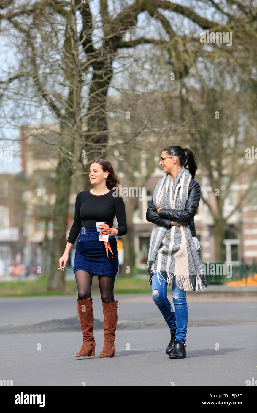 BREDA-31 MARZO 2017. Due allegre giovani donne alla moda facendo una passeggiata nel parco. Foto Stock