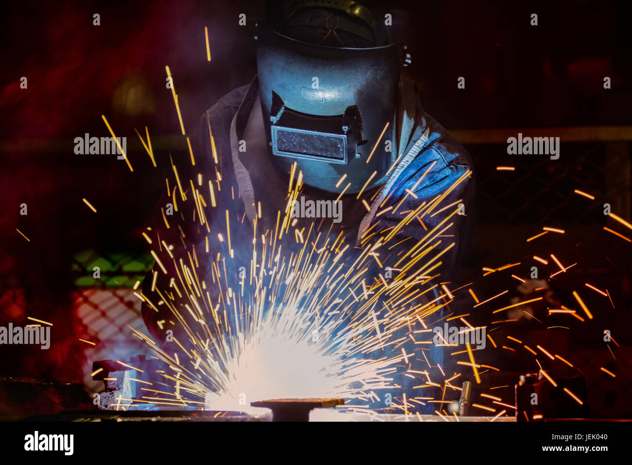 I lavoratori industriali sono il gruppo di saldatura parte di autoveicolo in fabbrica di automobili Foto Stock