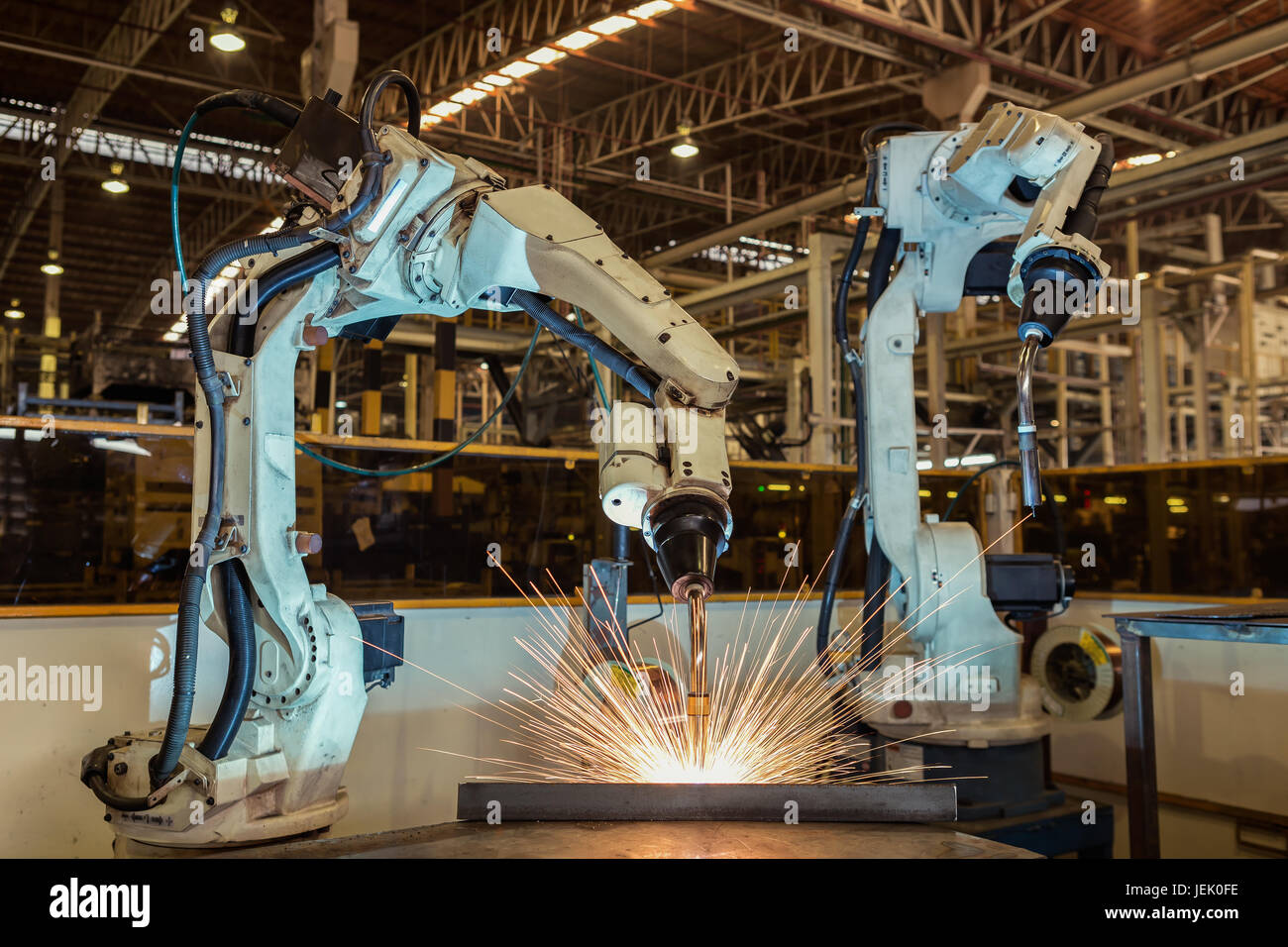 Team dei robot di saldatura sono parte di assemblaggio in fabbrica di automobili Foto Stock