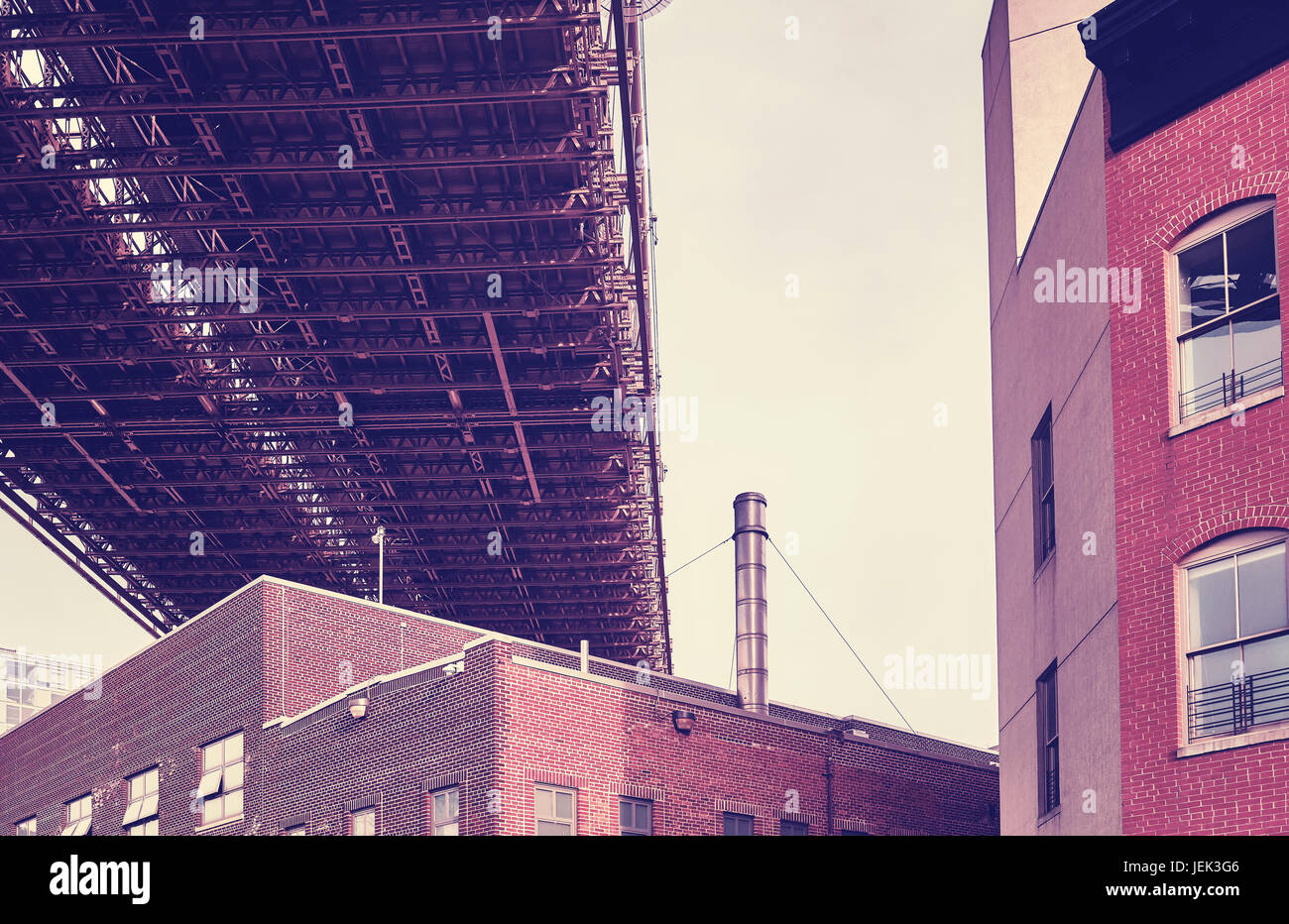 Sotto il ponte di Brooklyn, tonificazione del colore applicato, New York City, Stati Uniti d'America. Foto Stock