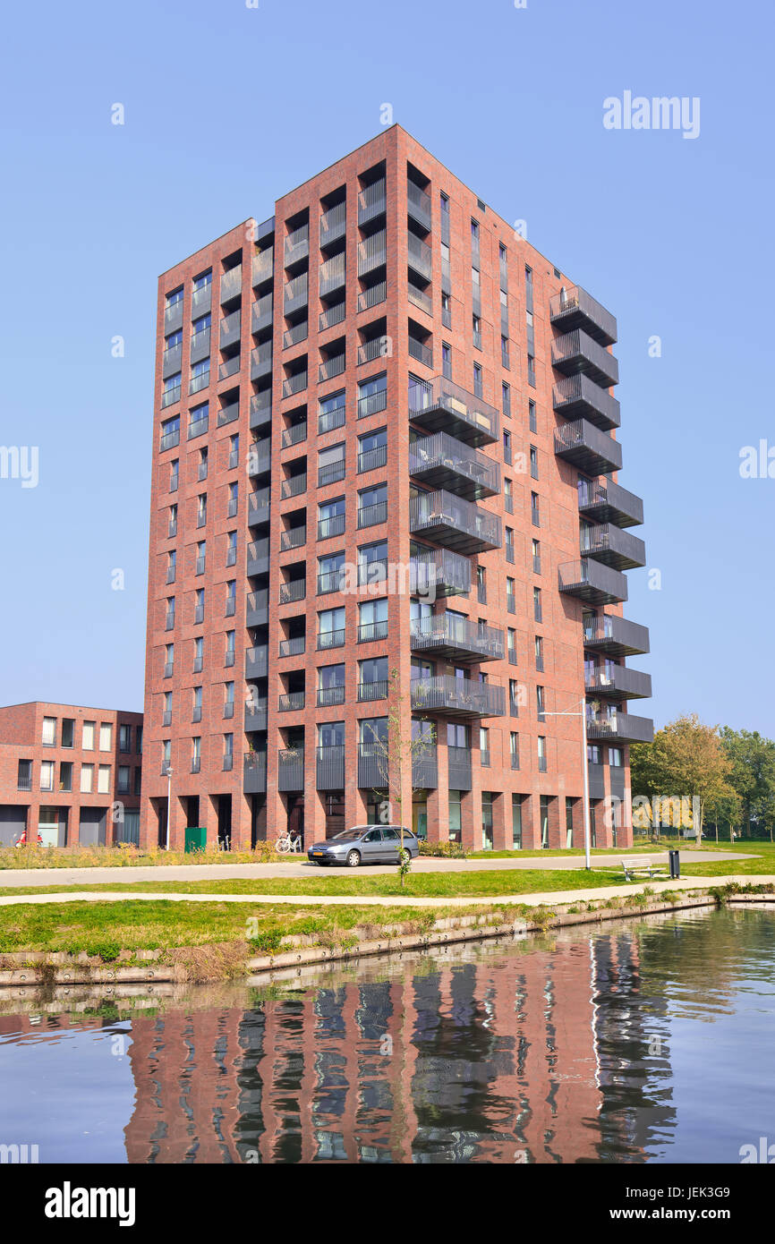 Moderno edificio di appartamenti vicino a un canale. La Dutch affittato alloggiamento è fornito dalla sede sociale e il settore non-settore sovvenzionato. Foto Stock