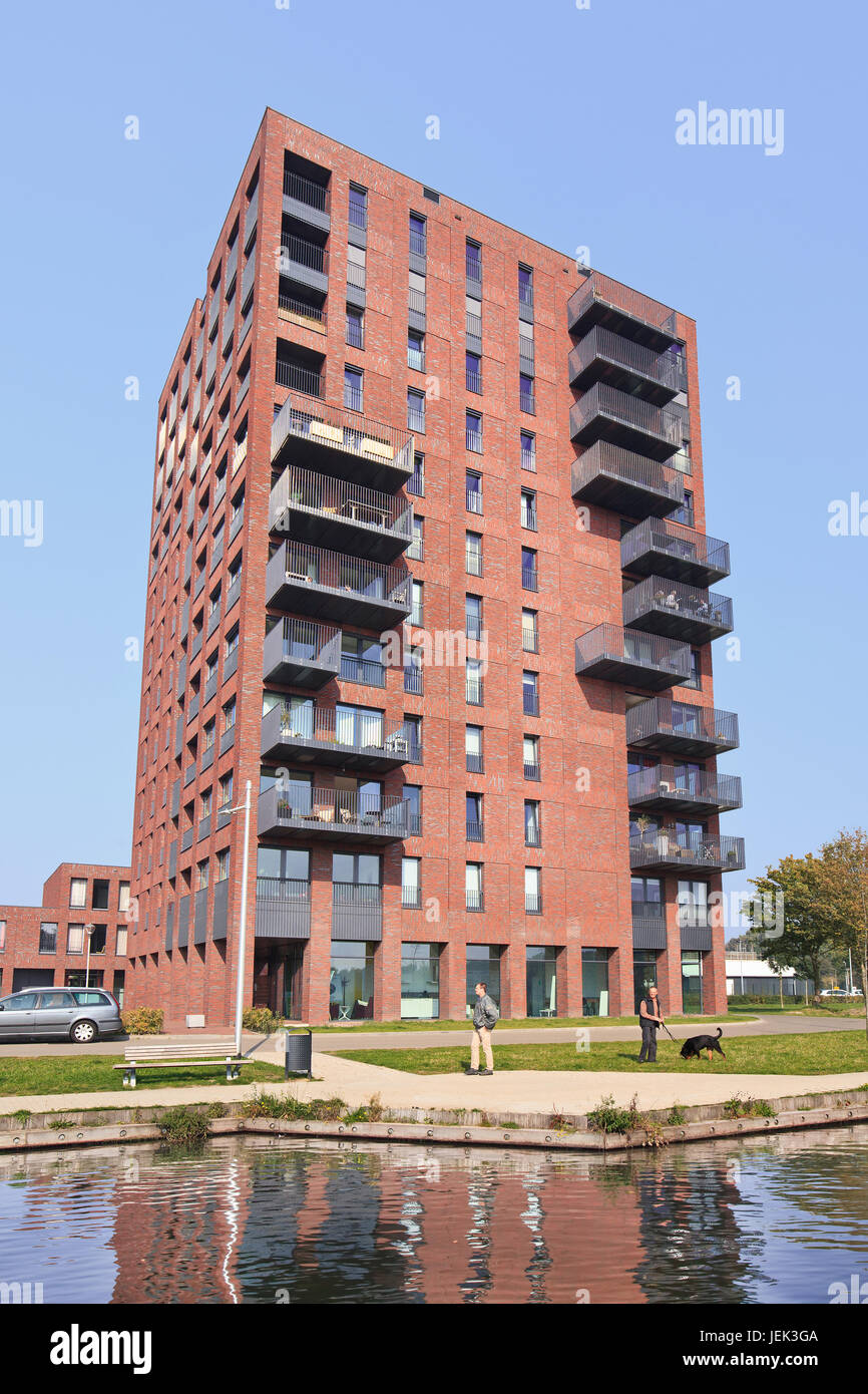 Moderno edificio di appartamenti vicino a un canale. La Dutch affittato alloggiamento è fornito dalla sede sociale e il settore non-settore sovvenzionato. Foto Stock