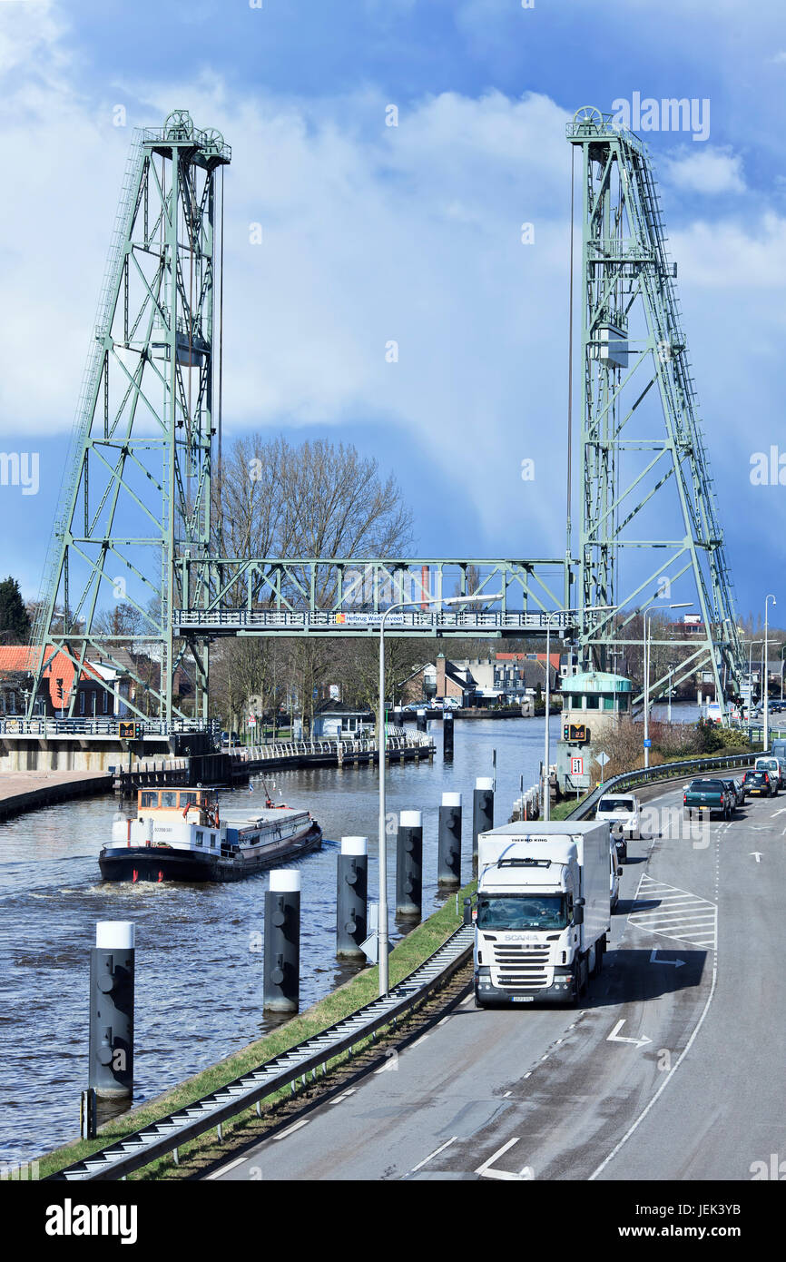 WADDINXVEEN-HOLLAND-marzo 13. Famoso ponte sul canale Gouwe. Si tratta di un monumento nazionale costruito nel 1935-1936 da Vries Robbe & Co. Gorinchem. Foto Stock
