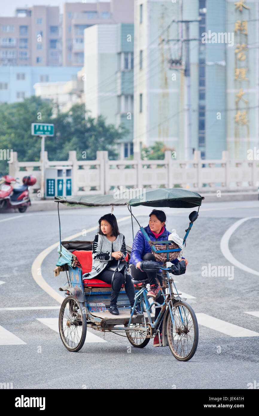 WENZHOU-Nov, 2014. Cycle rickshaw. Si tratta di un su piccola scala locale modalità di trasporto noto anche da una varietà di nomi come bike taxi, velotaxi, pedicab. Foto Stock