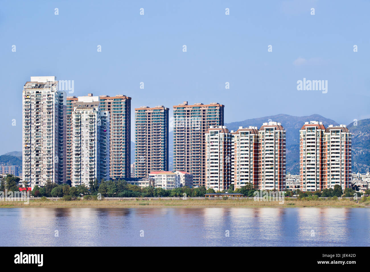 Appartamento di lusso edifici con vista sul fiume nei pressi di un crinale, Wenzhou, nella provincia di Zhejiang, Cina Foto Stock