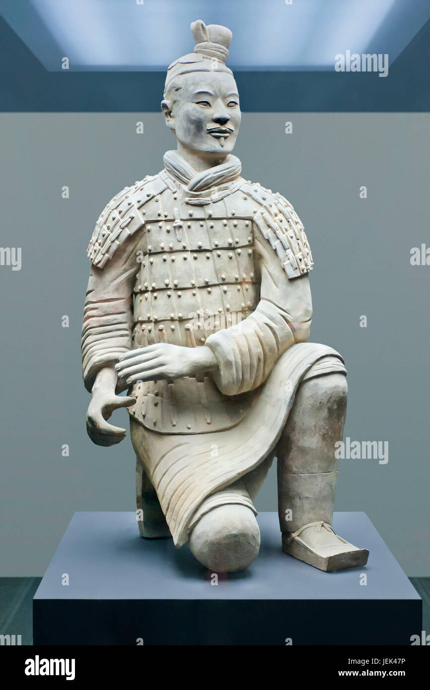 XIAN-aprile 9. Guerrieri di Terracotta visualizzati nel museo. Essa appartiene a una raccolta di sculture sepolti con l'Imperatore Qin Shi Huang in 210-209 BC. Foto Stock