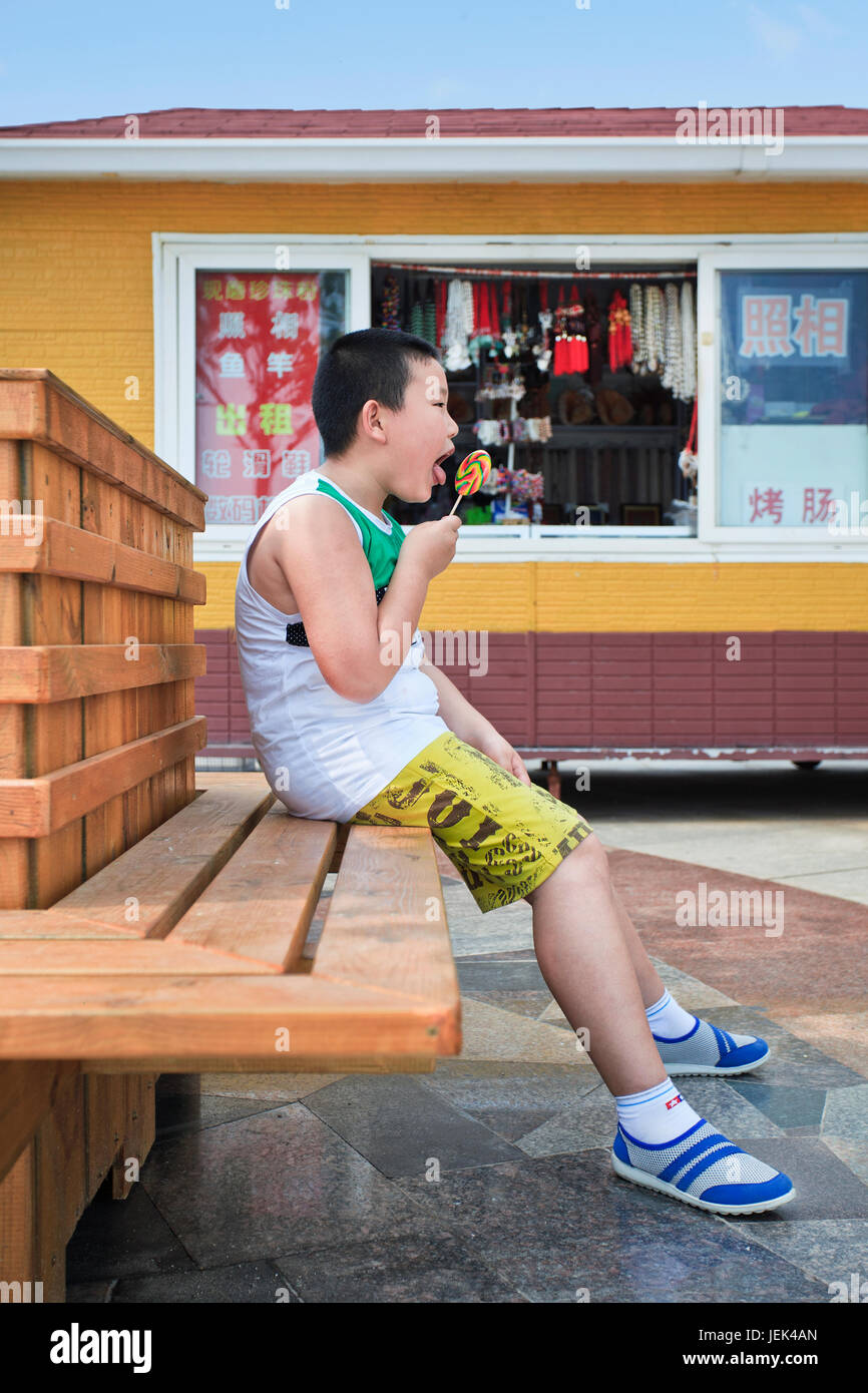 YANTAI-cina-luglio 17. 13 anni sovrappeso Xia lungo un lecca lecca-lecca. Obesi tra i bambini e i ragazzi è un problema imminente in Cina. Foto Stock