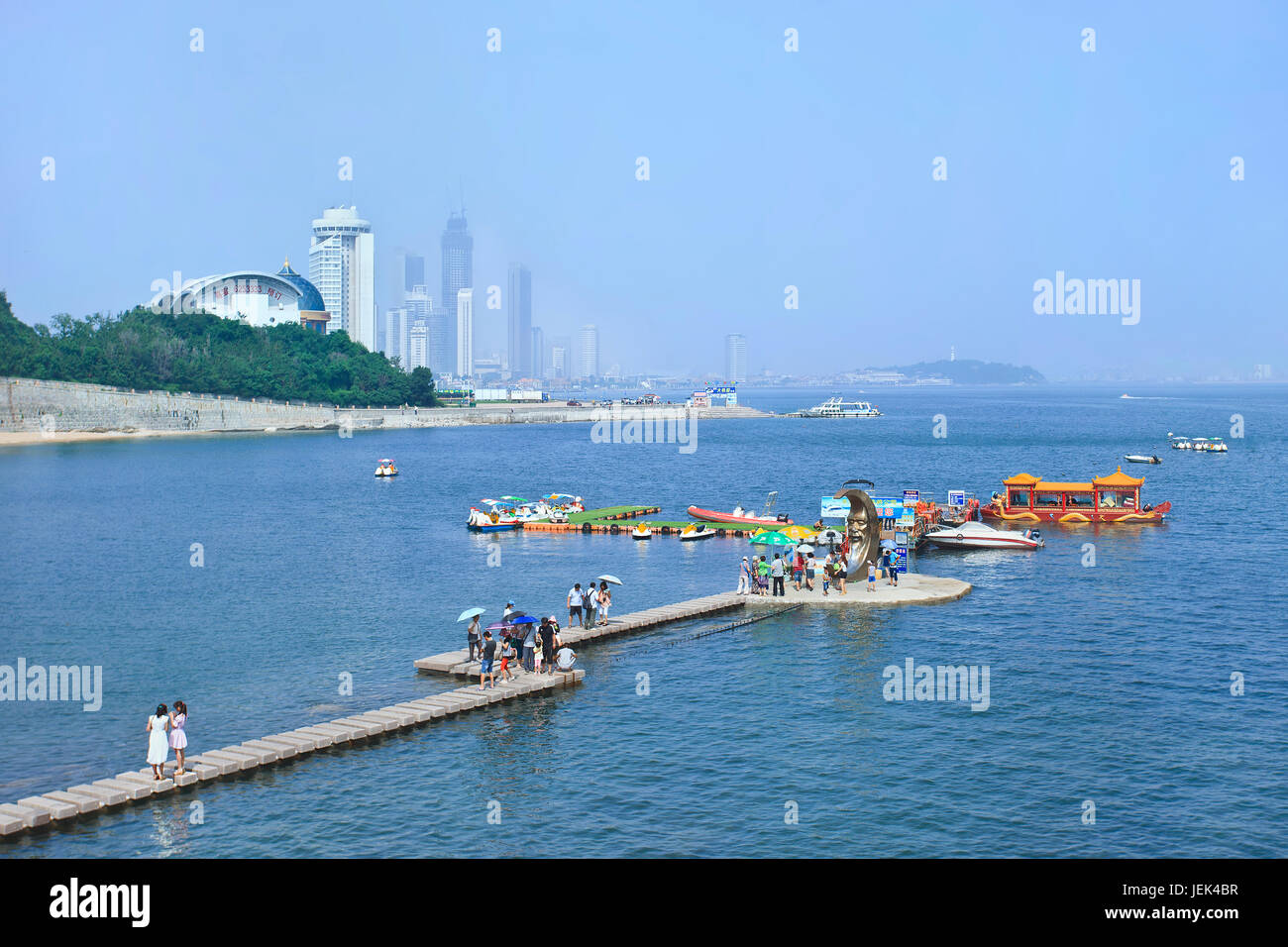 YANTAI-cina-luglio 24. La gente a piedi su un molo. A causa del suo tempo equo, estese coste e siti ourist Yantai è una popolare meta di viaggio. Foto Stock