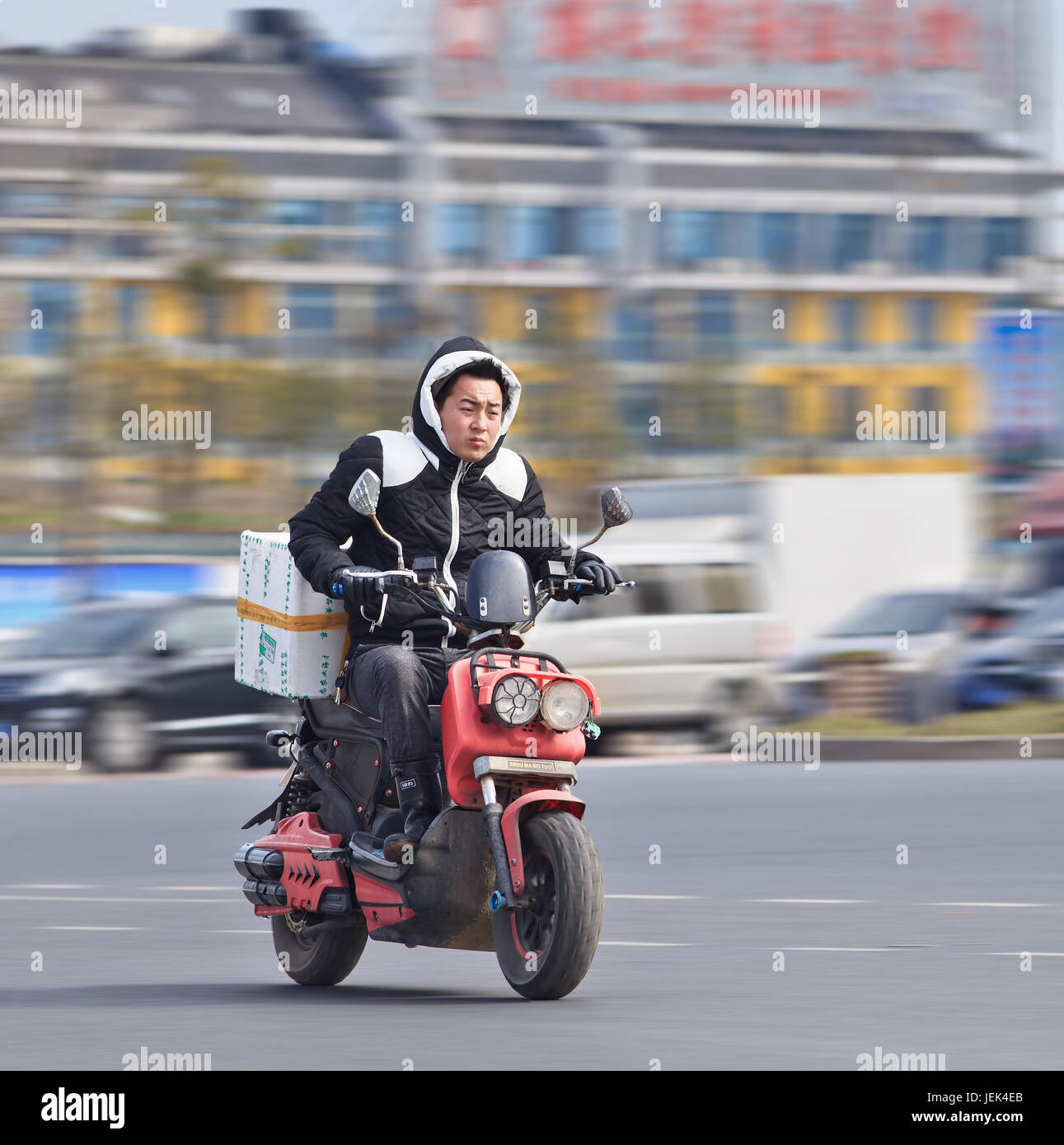 Di YIWU-cina-gen. 26, 2016. Un uomo su un gas scooter. Il Governo vuole vietare uscire i gas scooter e motociclette che sono popolari in città cinesi. Foto Stock