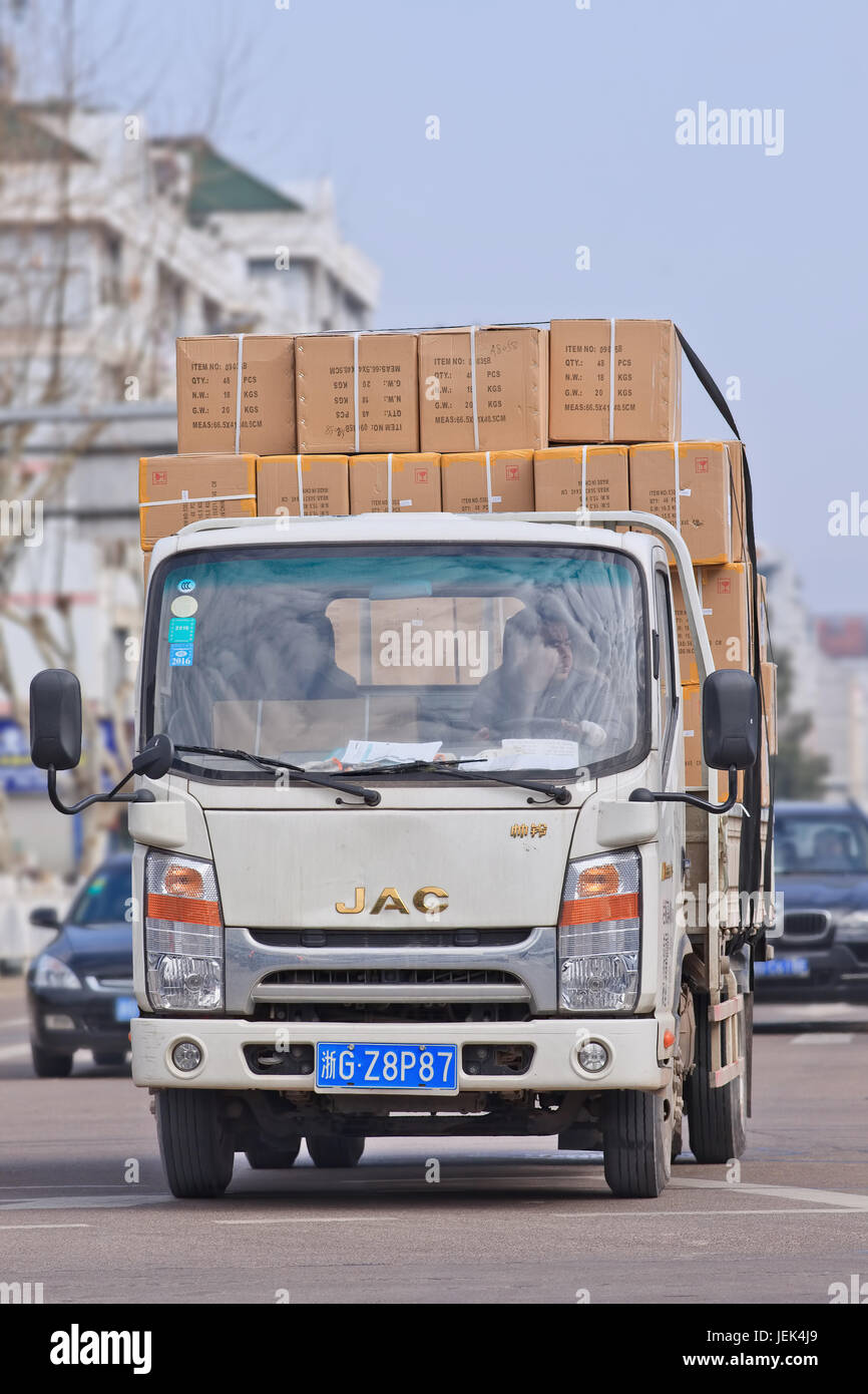JAC città carrello di trasporto merci. JAC Motori è un cinese di proprietà dello stato di automobili e di veicoli commerciali, produttore con una vasta linea di modello di camion e automobili. Foto Stock