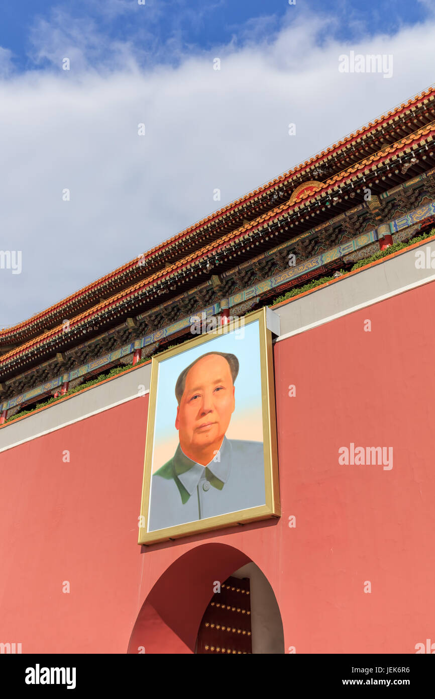 PECHINO-PTOM. 23, 2016. Ritratto Mao Zedong sulla cima del cancello per la Città Proibita. Mao Zedong (presidente Mao) fu un rivoluzionario comunista cinese. Foto Stock