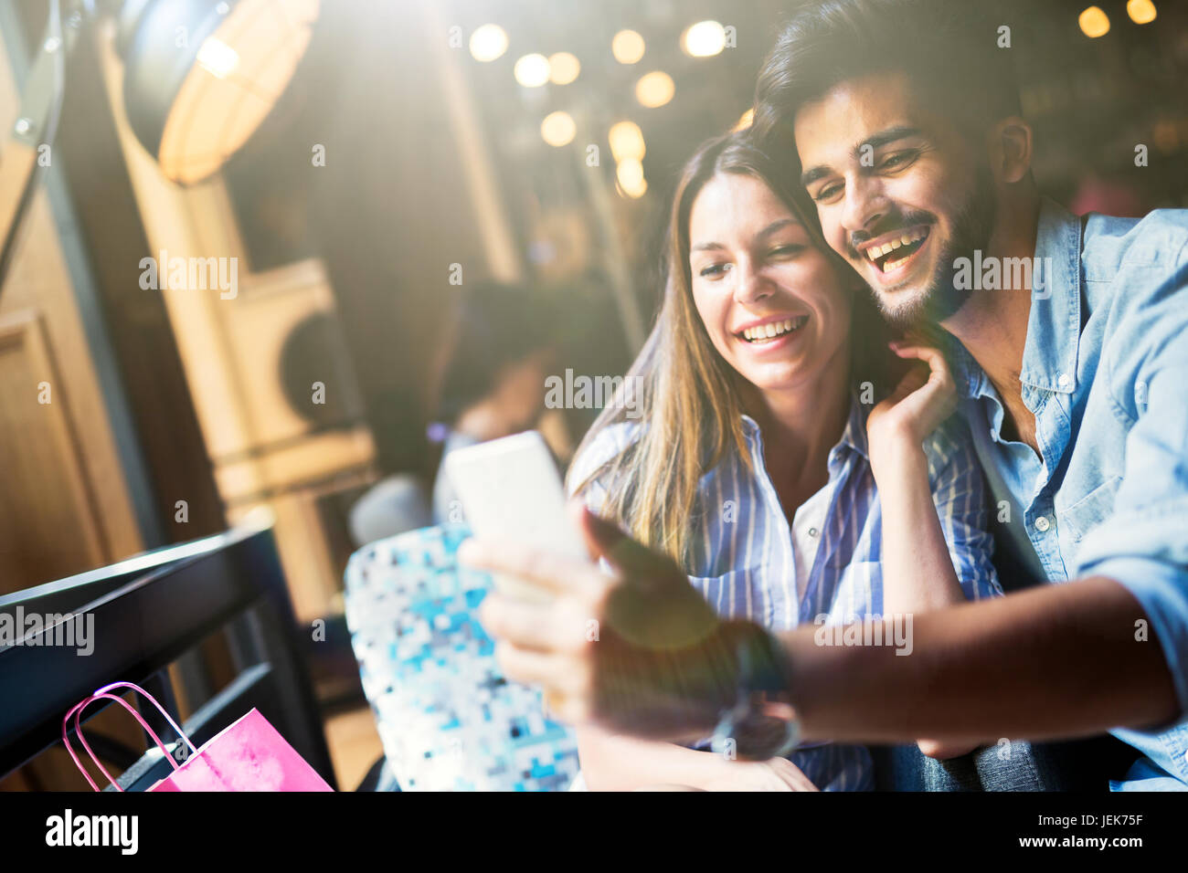 Giovani attraenti allegro giovane su data nel coffee shop Foto Stock