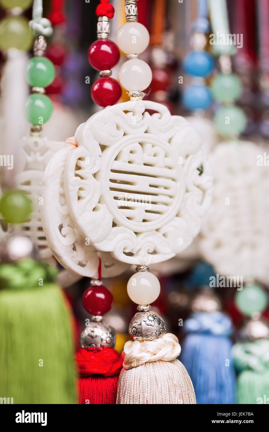 Gioielli cinesi artigianali esposti sul mercato Panjiayuan, situato nel  sud-est di Pechino, Cina Foto stock - Alamy
