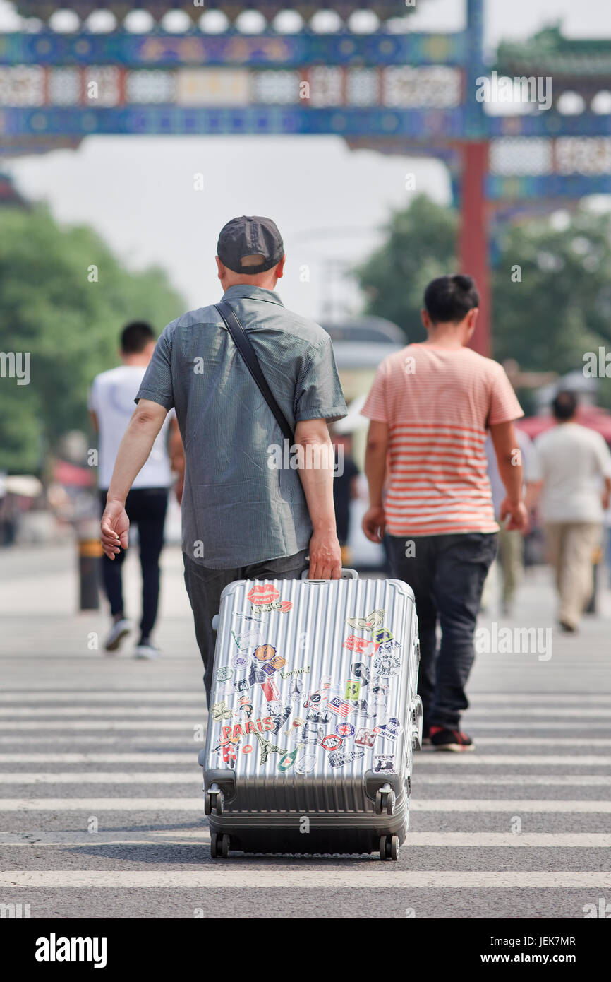 PECHINO-9 GIUGNO 2015. Viaggiatore cinese con valigia in alluminio. A causa  della crescita economica, un numero crescente di cinesi può permettersi  viaggi internazionali Foto stock - Alamy