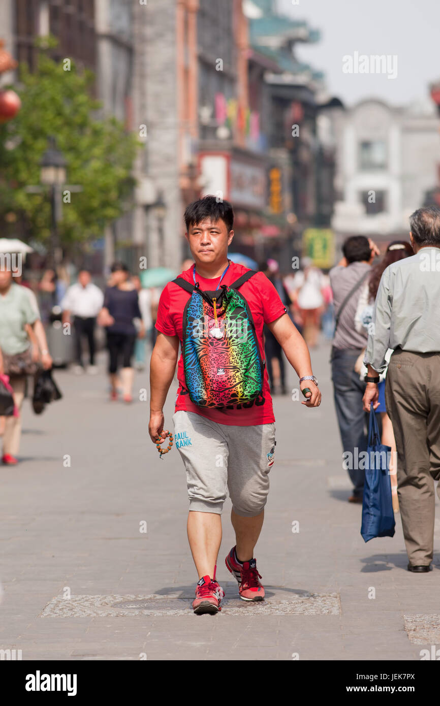 Pechino-Giugno 9, 2015. Moda giovane in centro citta'. Prima generazione politica del figlio unico i consumatori hanno opposto le abitudini di shopping da genitori. Th Foto Stock