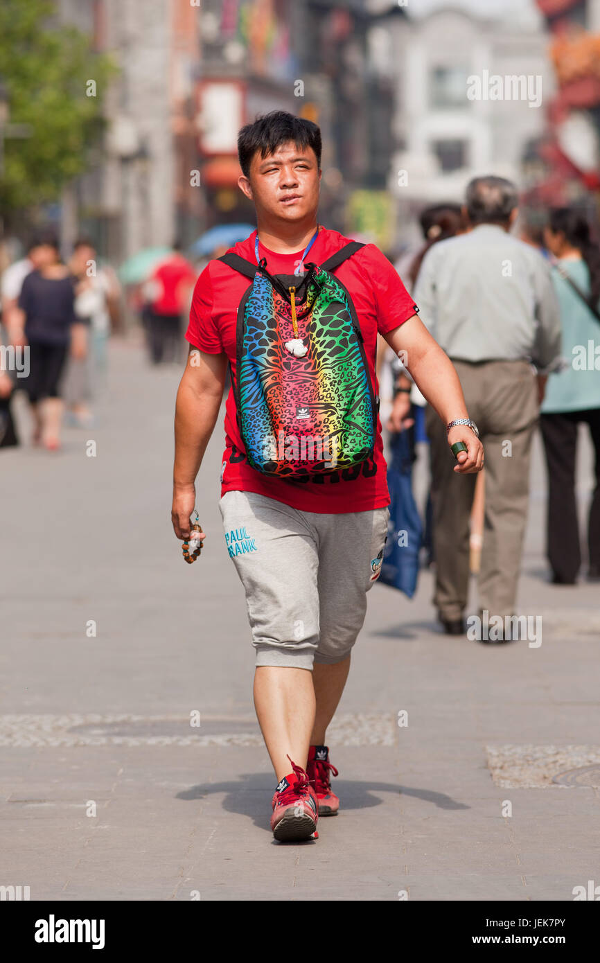 PECHINO-9 GIUGNO 2015. Giovane alla moda nel centro della città. Politica di prima generazione per un bambino i consumatori hanno abitudini di shopping opposte rispetto ai genitori. Foto Stock