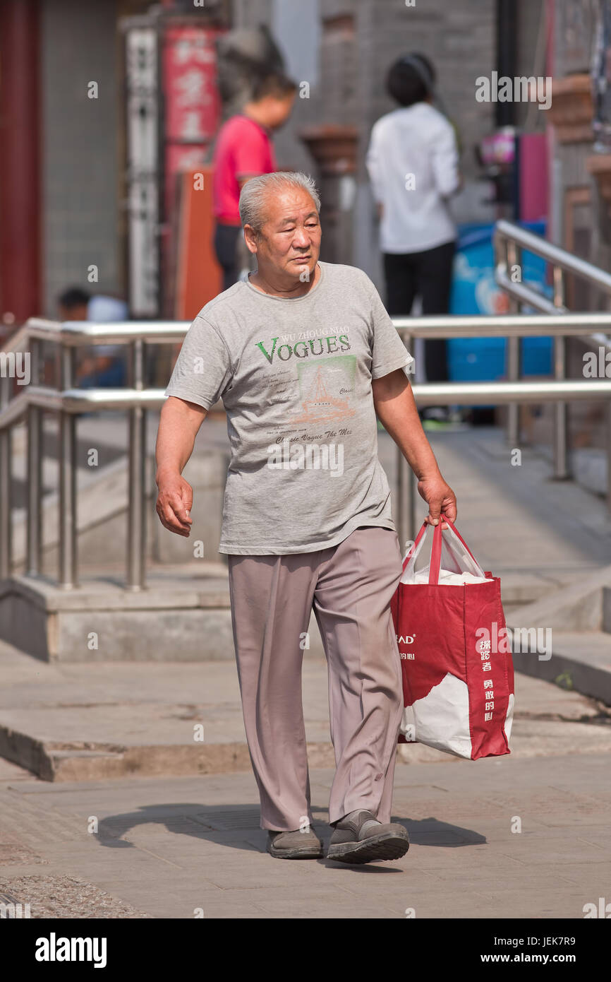 PECHINO-9 GIUGNO 2015. Uomo cinese vecchio alla moda. La popolazione anziana (60 anni) in Cina è di 128 milioni di persone, una su dieci, la più grande del mondo. Foto Stock