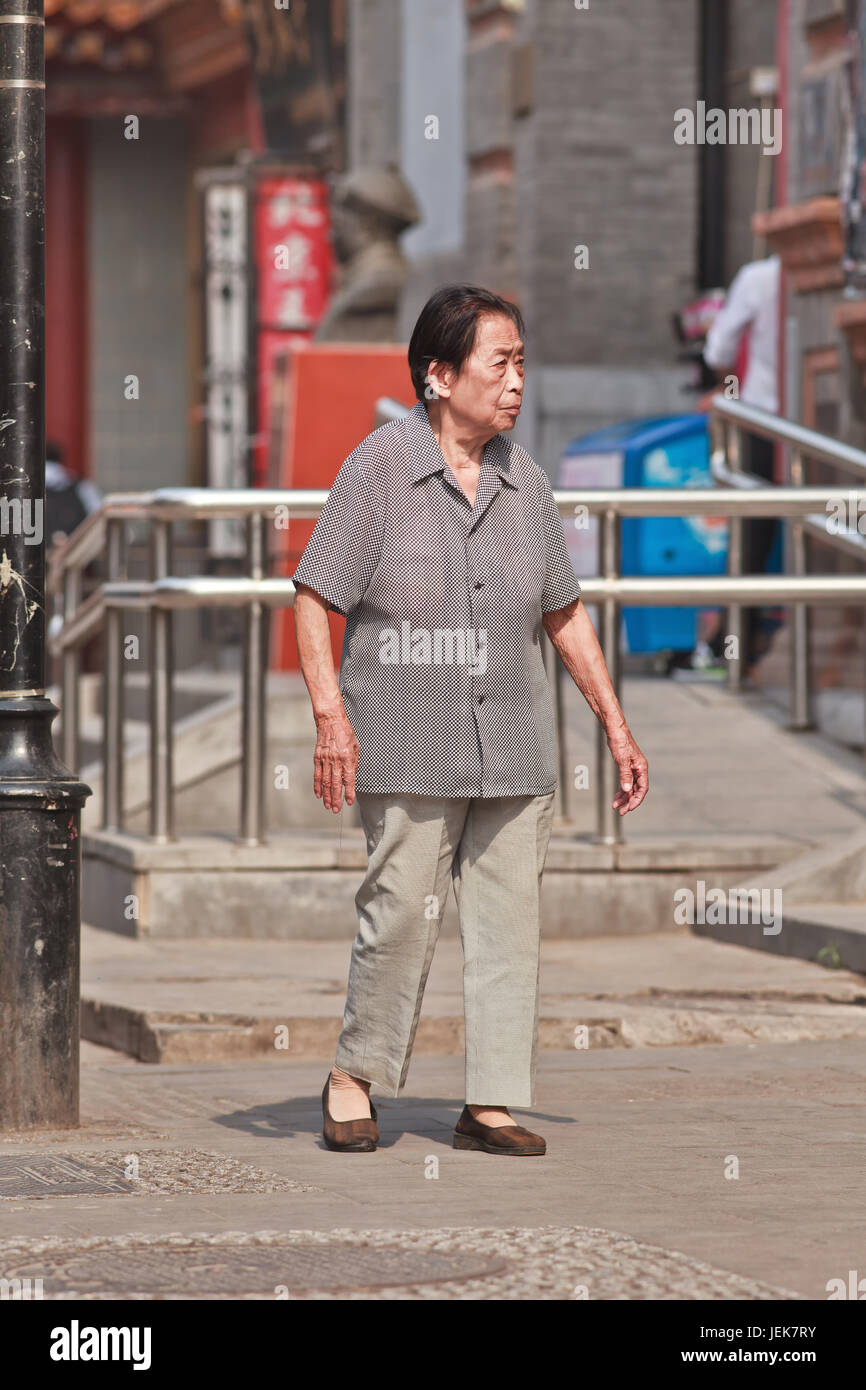 PECHINO-9 GIUGNO 2015. Vecchia signora cinese. La popolazione anziana (60 anni o più) in Cina è di 128 milioni, una su dieci persone, la più grande del mondo. Foto Stock