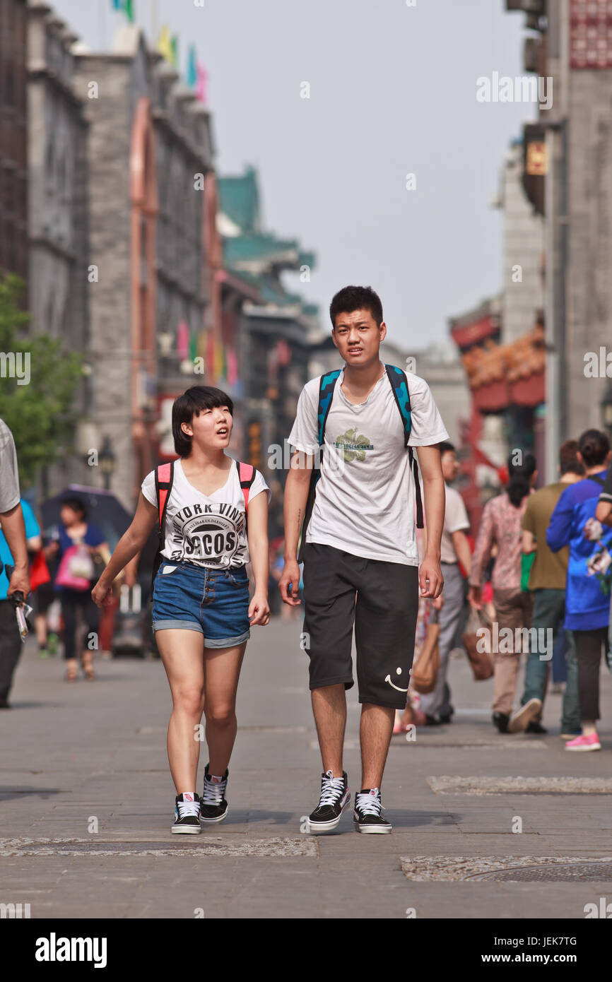 PECHINO-9 GIUGNO 2015. Giovani in via dello shopping. Secondo il censimento nazionale del 2010, la popolazione non sposata della Cina è enorme: 249 milioni di persone con più di 18 anni. Foto Stock