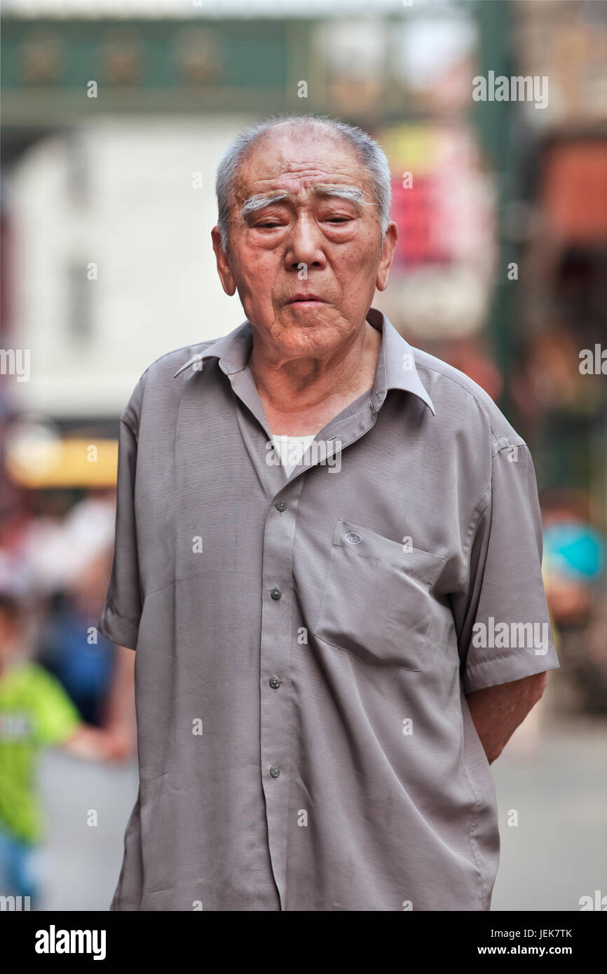 PECHINO-9 GIUGNO 2015. Vecchio uomo cinese. La popolazione anziana (60 anni o più) in Cina è di 128 milioni, una su dieci persone, la più grande del mondo. Foto Stock